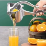 Manual citrus squeezer