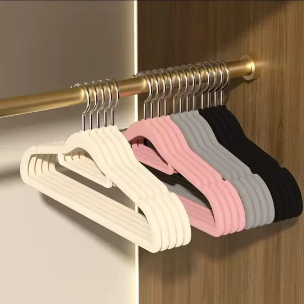 Suit hangers with tie bar