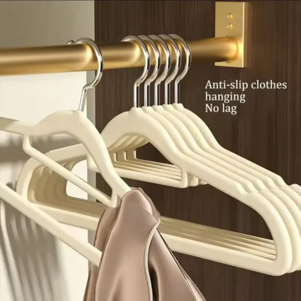 Coat hangers velvet