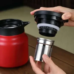 Coffee carafe with strainer