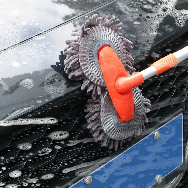 Extendable pole cleaning brush