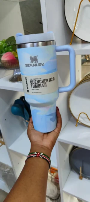 keeps drinks hot and cold