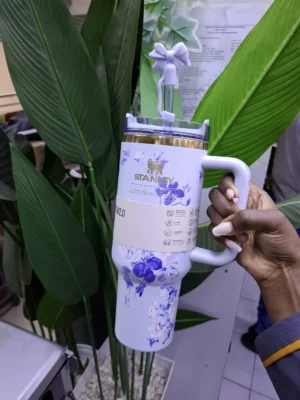Vacuum tumbler with straw