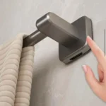 Single pole towel bar