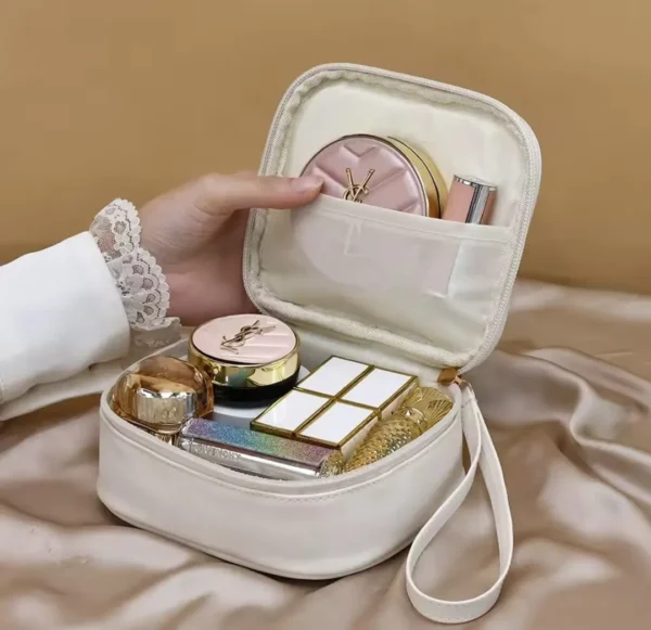 Discreet pouch for women