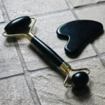 Face lifting gua sha