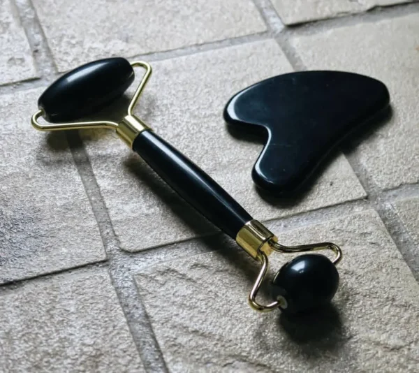 Face lifting gua sha