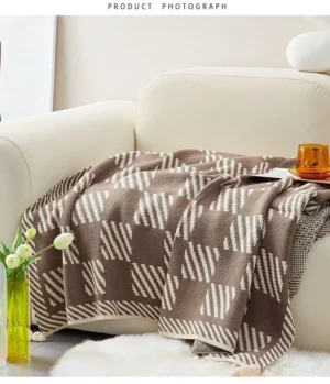 Pendant throw blanket